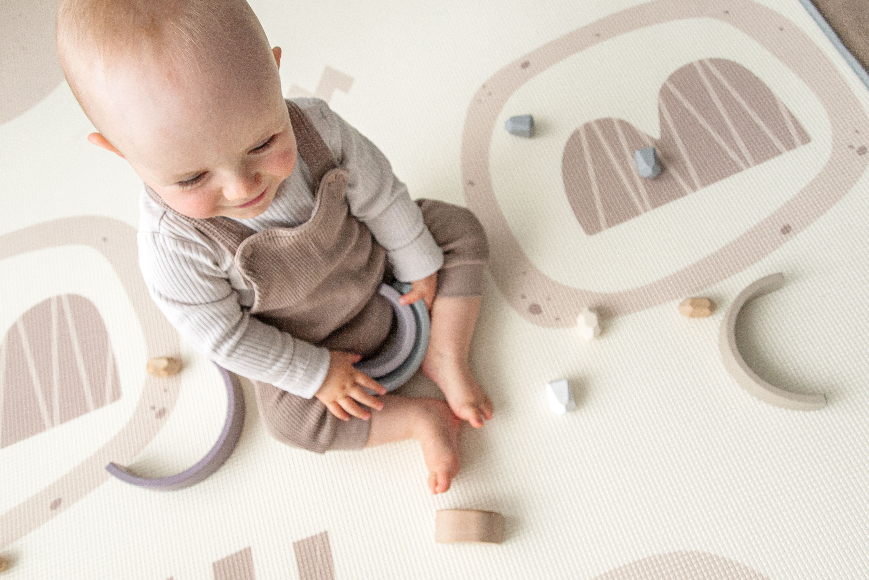 Pěnová hrací podložka pro miminko v obýváku